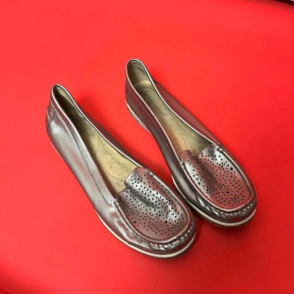 naturalizer / Silver flats with patterned toe cut outs 🖤🤍